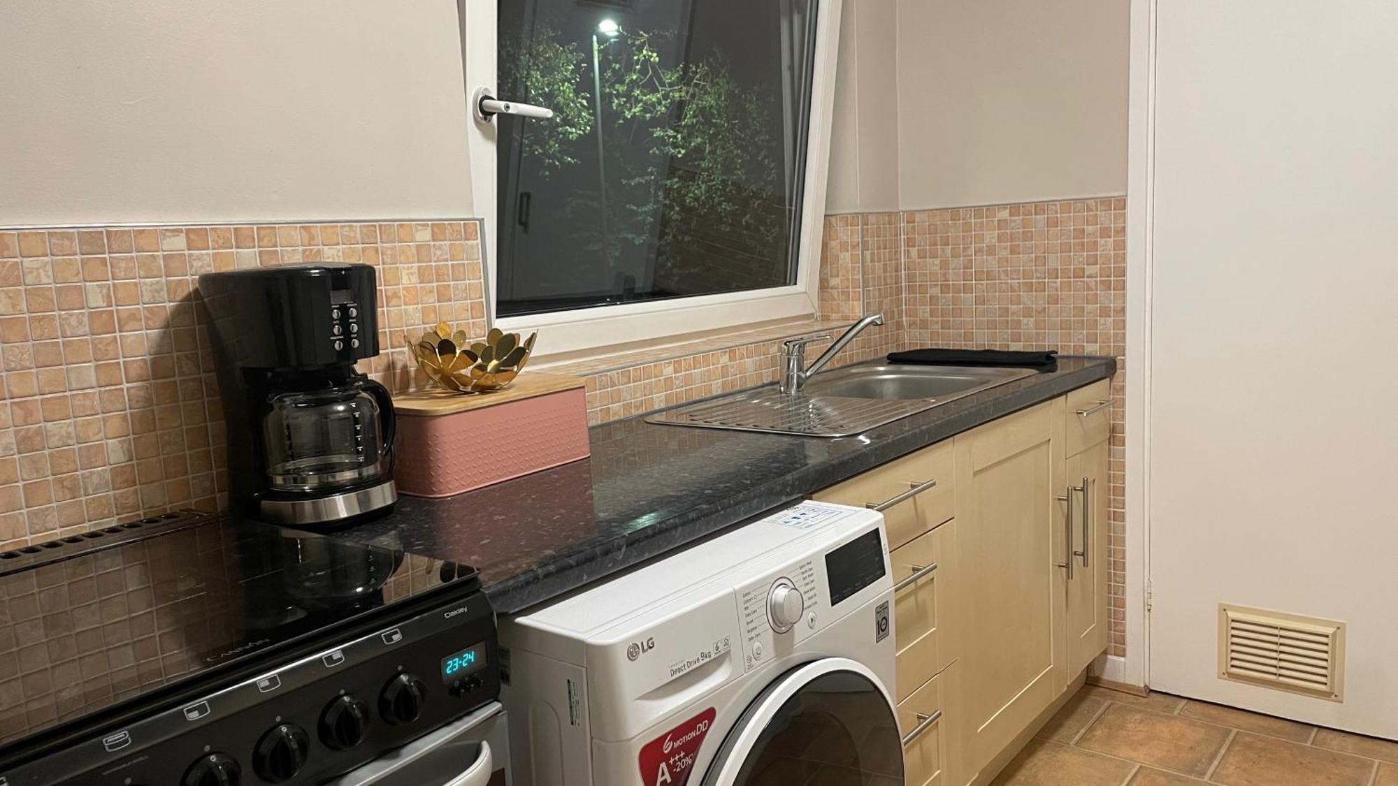Cosy Flat For 4, Family Friendly, Private Parking, Close To Central ロンドン エクステリア 写真