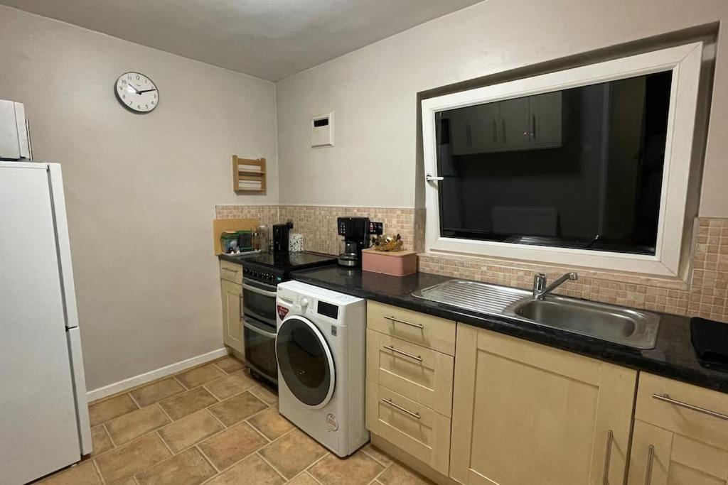 Cosy Flat For 4, Family Friendly, Private Parking, Close To Central ロンドン エクステリア 写真