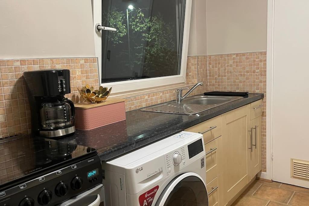 Cosy Flat For 4, Family Friendly, Private Parking, Close To Central ロンドン エクステリア 写真